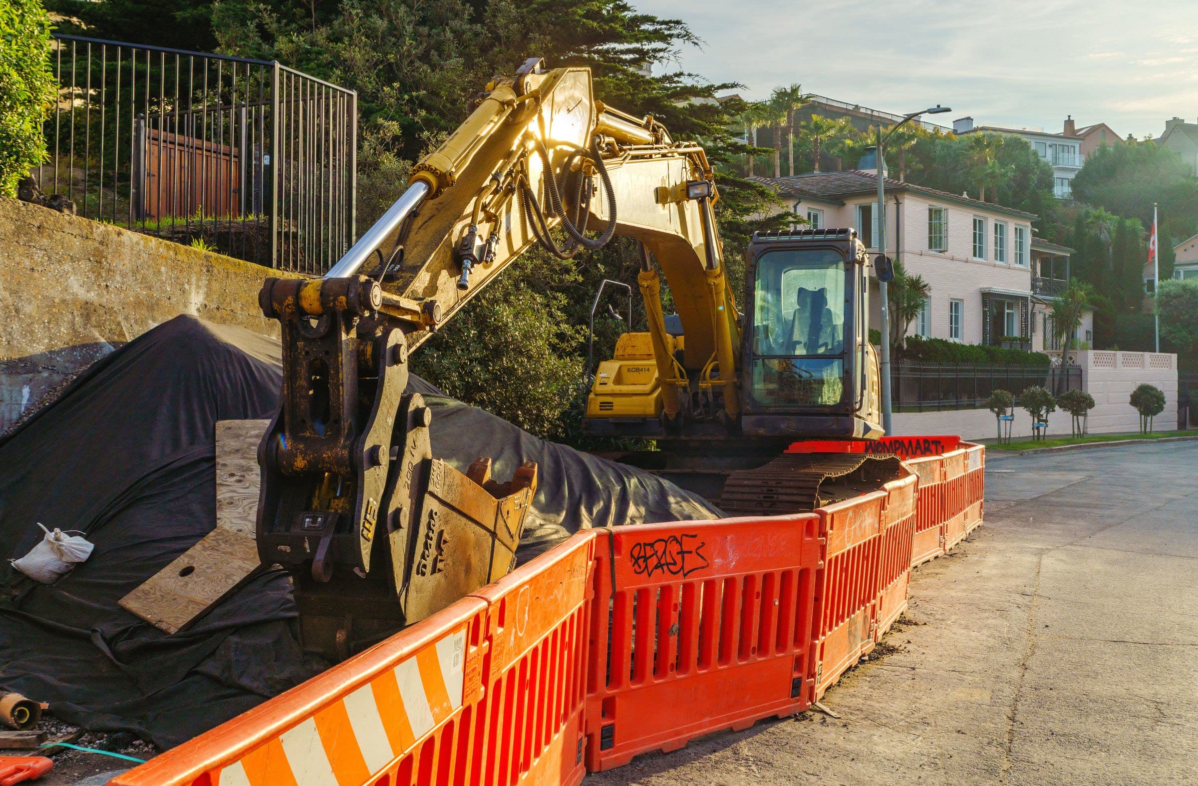 Maquinaria pesada trabajando en la construcción de una vía