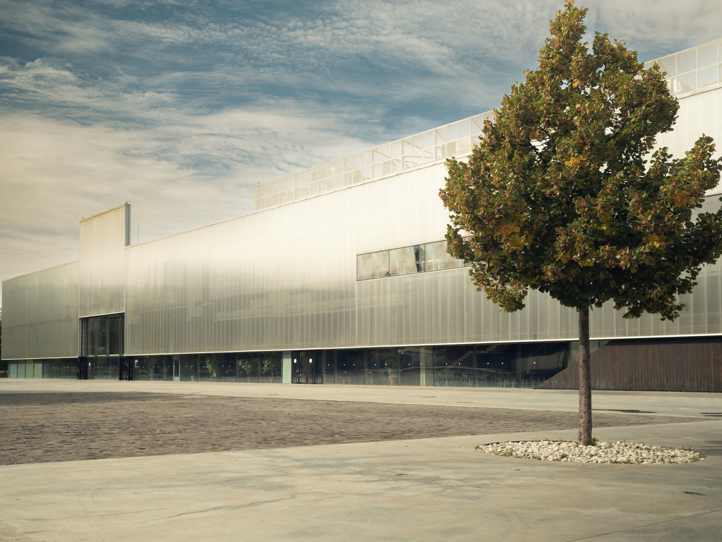 Fachada de una edificación institucional contemporánea