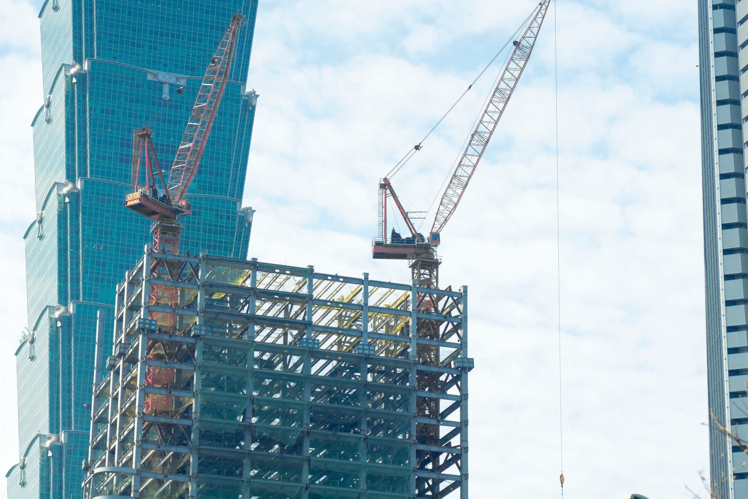 Grúa torre sobre una obra de edificación en curso