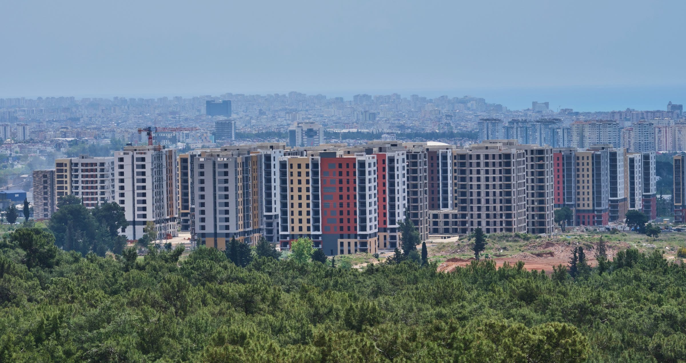 Vista aérea del crecimiento urbano sobre el territorio