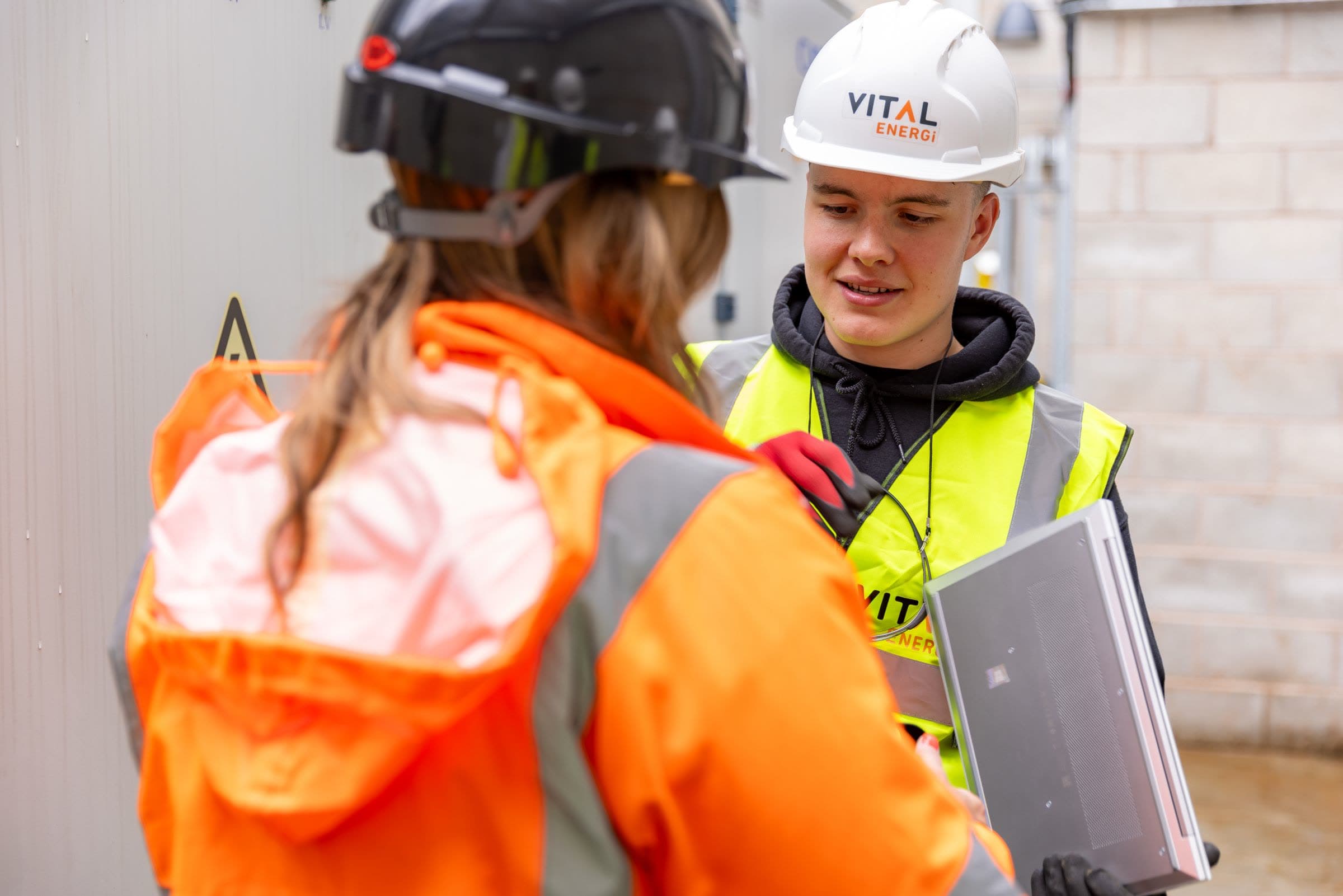 Profesionales de ingeniería coordinando trabajos en terreno